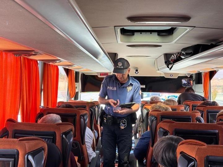 KARAMAN'DA POLİSİN YAPTIĞI ASAYİŞ VE TRAFİK UYGULAMALARINDA, ÇEŞİTLİ SUÇLARDAN ARANAN 11 KİŞİ YAKALANIRKEN, 7 KİŞİ TUTUKLANDI.