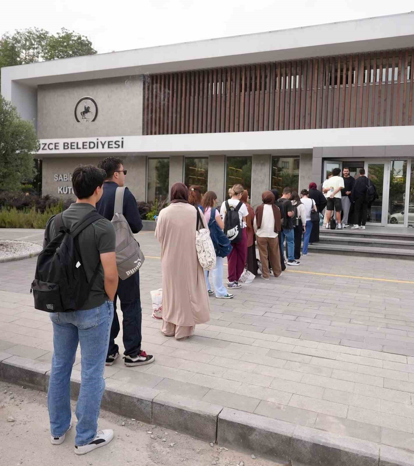DÜZCE BELEDİYE BAŞKANI DR. FARUK ÖZLÜ'NÜN ÇOK ÖNEMSEDİĞİ VE HER FIRSATTA İCRAATLARIYLA HAYATA GEÇİRDİĞİ KÜTÜPHANE PROJELERİNİN GENÇLERİN EĞİTİM HAYATINA BÜYÜK KATKI SAĞLADIĞI GÖZLENİYOR.