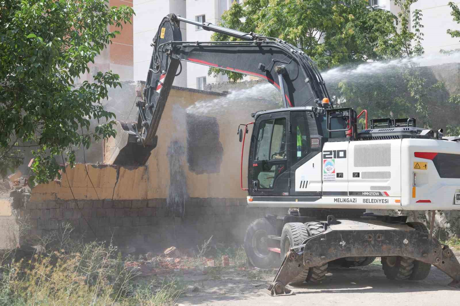 MELİKGAZİ'DE 11 FARKLI BÖLGEDE SÜRDÜRDÜĞÜ KENTSEL DÖNÜŞÜM ÇALIŞMALARINA HIZ KESMEDEN DEVAM EDEN MELİKGAZİ BELEDİYESİ; YILDIRIM BEYAZIT MAHALLESİ'NDE ÖMRÜNÜ TAMAMLAMIŞ 9 GECEKONDUNUN YIKIMINI GERÇEKLEŞTİRDİ.