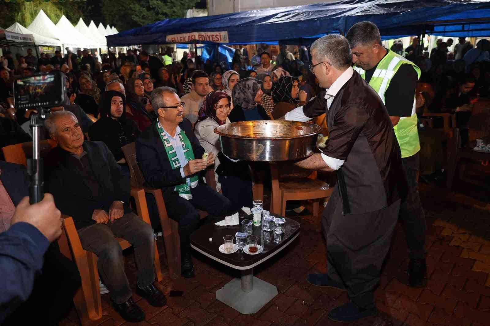 ELLEK BELDESİNDEKİ YÜZÜNCÜ YIL MEYDANI’NDA 3. YEŞİL ALTIN ZEYTİN FESTİVALİ GERÇEKLEŞTİRİLDİ.