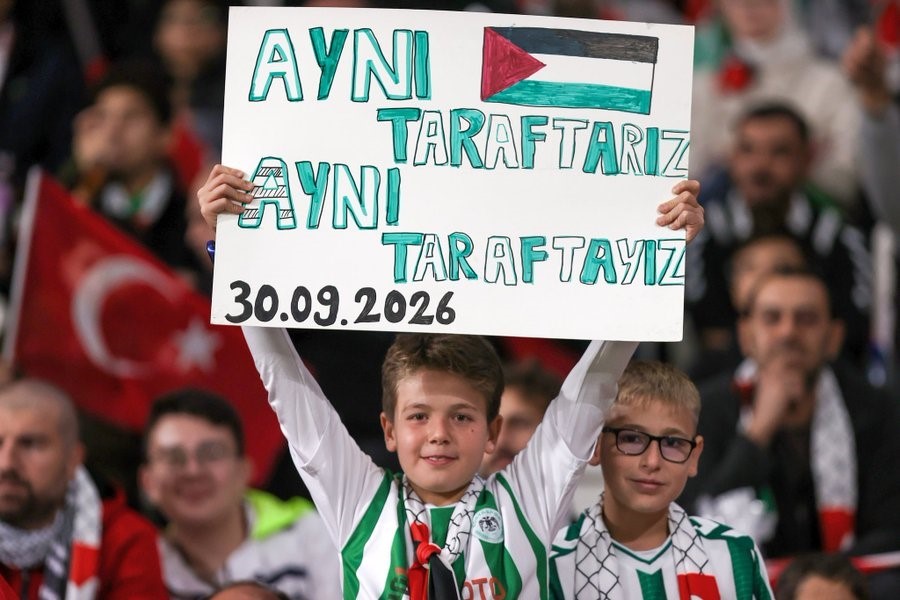 İLETİŞİM BAŞKANI BURHANETTİN DURAN, "KONYASPOR İLE FİLİSTİN MİLLİ TAKIMI’NIN ANLAMLI BULUŞMASI, SPORUN SINIRLARI AŞAN, İNSANLARI AYNI DUYGUDA BİRLEŞTİREN GÜCÜNÜ BİR KEZ DAHA GÖSTERDİ" DEDİ.