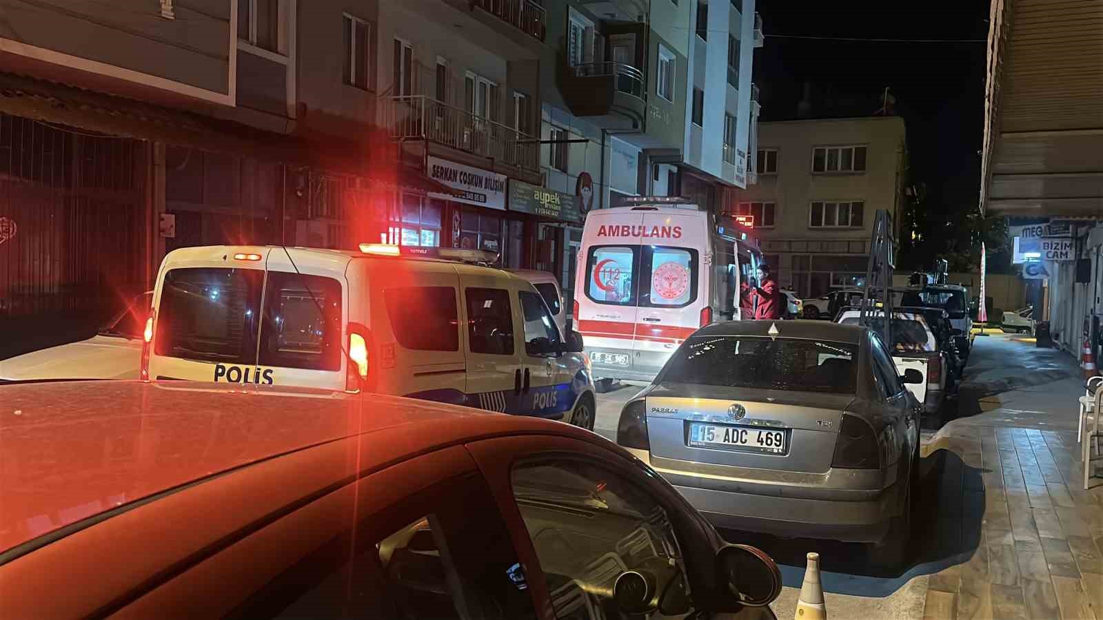 EKİPLERİN UZUN SÜREN UĞRAŞLARI SONUCUNDA AMBULANSA BİNDİRİLEN V.E., TEDAVİ EDİLMEK ÜZERE BURDUR DEVLET HASTANESİ'NE GÖTÜRÜLDÜ.