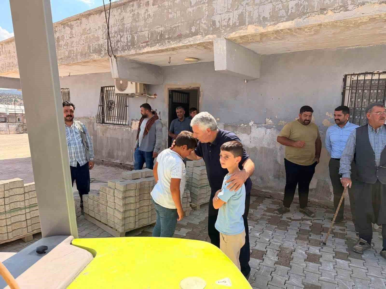 DİYARBAKIR’IN ÇERMİK İLÇE BELEDİYESİ TARAFINDAN MAHALLE YOLLARI PARKE TAŞLARI İLE DÖŞENİYOR.
