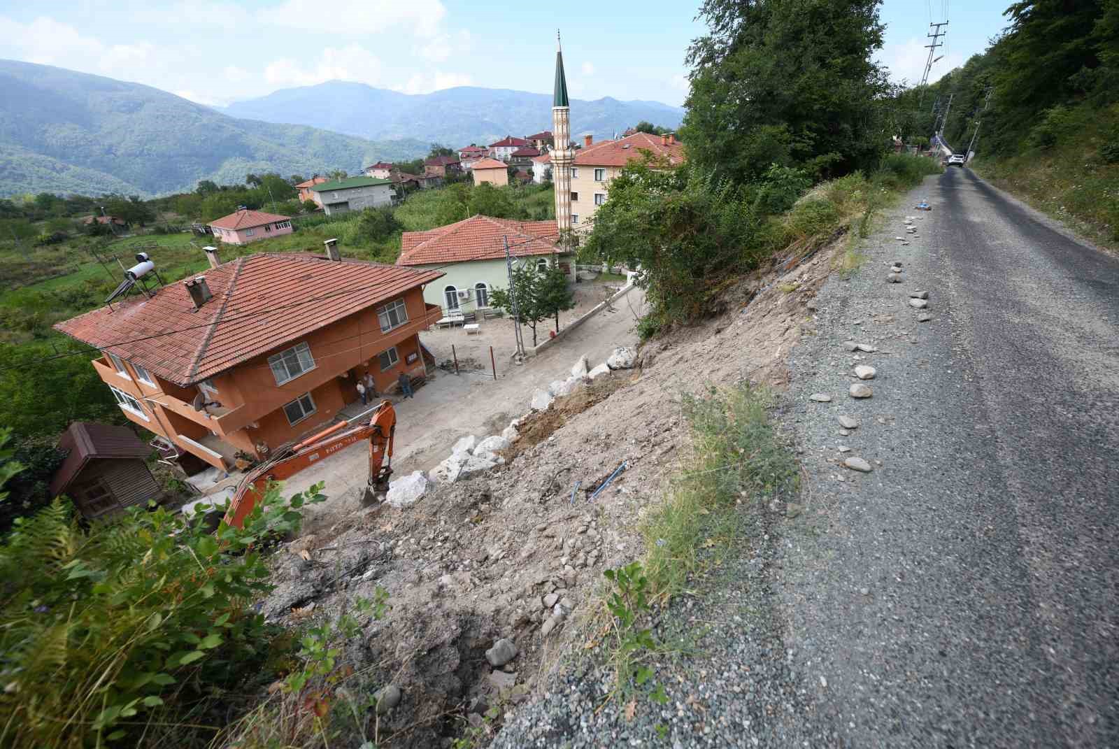 KASTAMONU’NUN CİDE VE DOĞANYURT İLÇELERİNDE YAŞANAN SEL FELAKETİ SONRASINDA HASAR GÖREN VE GÖÇÜKLER OLUŞAN YOLLARDA İL ÖZEL İDARESİ EKİPLERİNİN ÇALIŞMALARI ARALIKSIZ SÜRÜYOR. ESKİ MADEN OCAĞINDAN ALINAN BÜYÜK KAYA VE TAŞ PARÇALARI, KAMYONLARLA KİLOMETRELERCE TAŞINARAK GÖÇEN YOLLAR ONARILIYOR.
