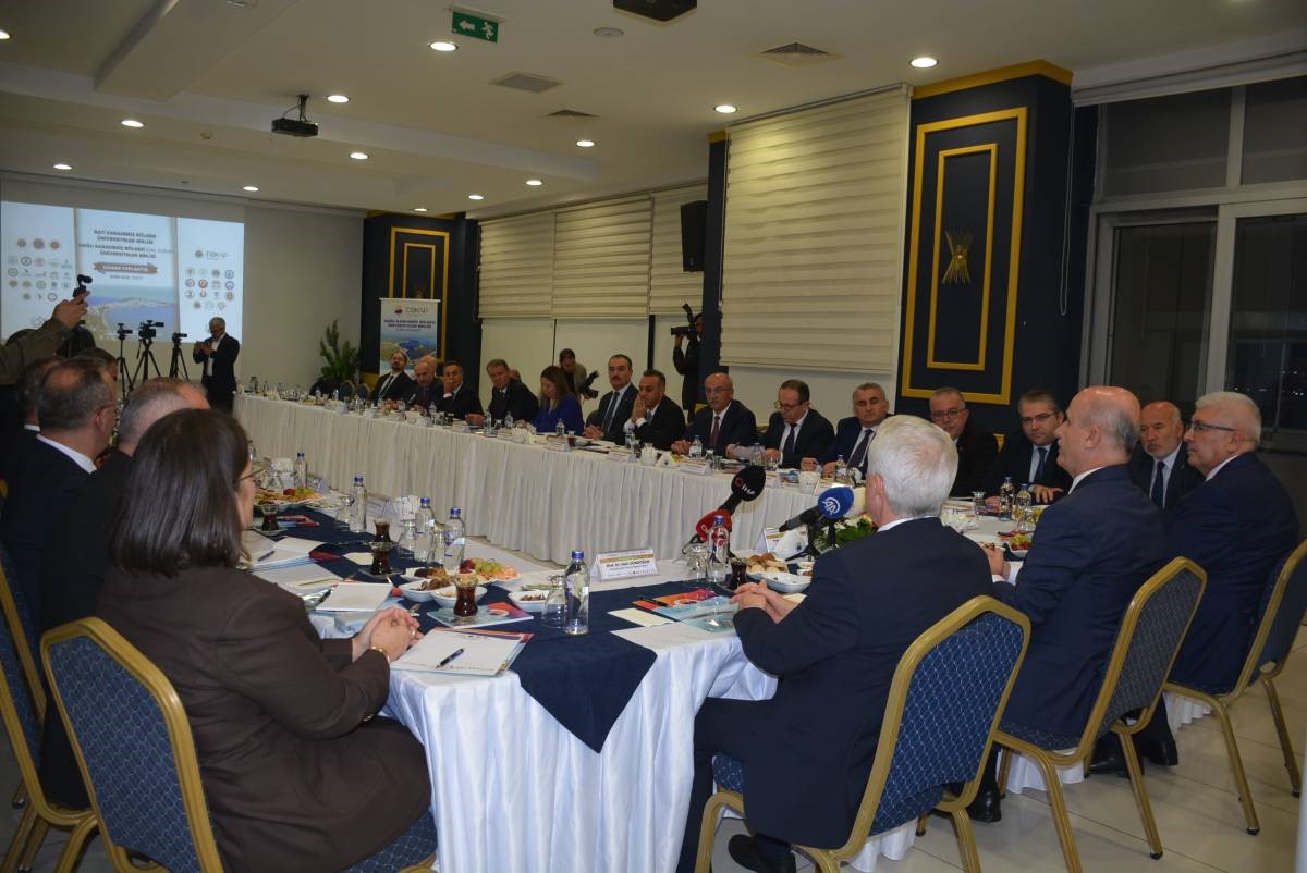 SİNOP ÜNİVERSİTESİ EV SAHİPLİĞİNDE DÜZENLENEN ÜNİ-DOKAP ÜNİVERSİTELER BİRLİĞİ VE BATI KARADENİZ ÜNİVERSİTELER BİRLİĞİ TOPLANTISI’NDA, ÜNİVERSİTELER ARASINDAKİ İŞ BİRLİĞİNİN GELİŞTİRİLMESİ VE ORTAK ÇALIŞMALARIN ARTIRILMASI KONULARI ELE ALINDI.