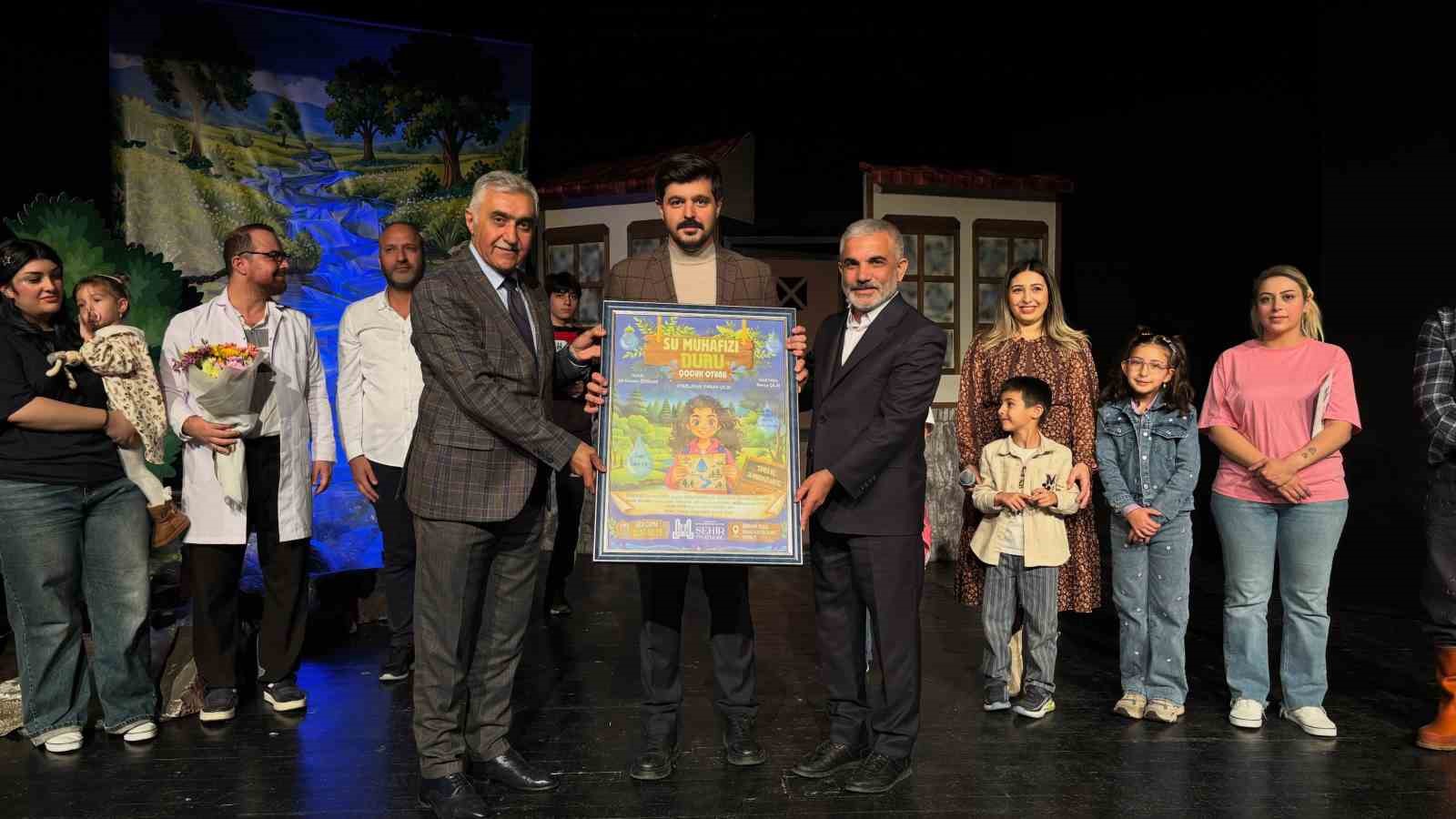 ERZURUM’DA ÇOCUKLARA SU BİLİNCİNİ AŞILAMAYI HEDEFLEYEN "SU MUHAFIZI DURU" ADLI TİYATRO OYUNU, DÜZENLENEN İLK GÖSTERİMİYLE SEYİRCİDEN BÜYÜK BEĞENİ TOPLADI.