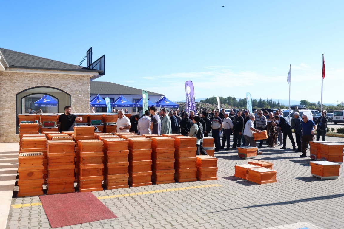 KARTEPE’DE 125 ARICIYA TOPLAM 250 TAKIM ARI KOVANI DESTEĞİ SAĞLANDI. ÜRETİCİLERE TESLİM EDİLEN KOVANLARLA İLÇEDE ARICILIĞIN VE YEREL TARIMSAL ÜRETİMİN GÜÇLENDİRİLMESİ HEDEFLENİYOR.