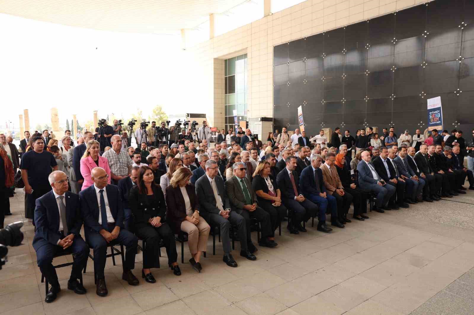 ZEUGMA MOZAİK MÜZESİ'NDE DÜZENLENEN AÇILIŞ PROGRAMIYLA BAŞLAYAN FESTİVAL, "DENEYİM ÇAĞI: GASTRONOMİ, TARIM, TURİZM VE MİSAFİRPERVERLİK" TEMASIYLA GERÇEKLEŞTİRİLECEK.