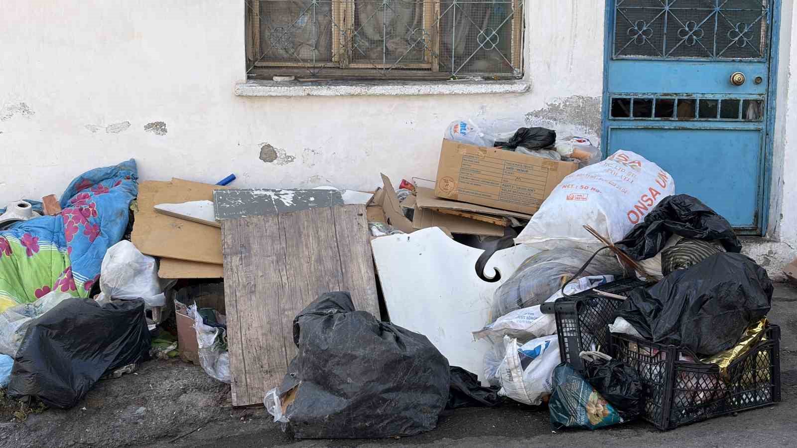 KONAK İLÇESİNDE MAHALLE SAKİNLERİ, ÇÖP EV OLDUĞU İDDİA EDİLEN DAİREDEN YAYILAN KÖTÜ KOKULAR VE HAŞERELER NEDENİYLE İSYAN ETTİ.