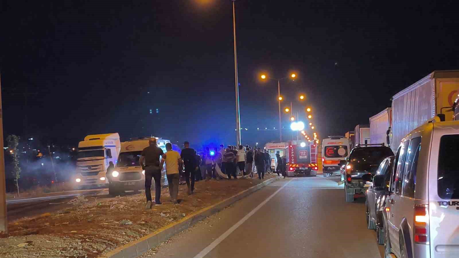 HATAY’DA HAFİF TİCARİ ARAÇLA ÇARPIŞAN OTOMOBİLİN TAKLA ATARAK 2 TIR SÜRÜCÜSÜNE ÇARPTIĞI KAZADA 6 KİŞİ YARALANDI.