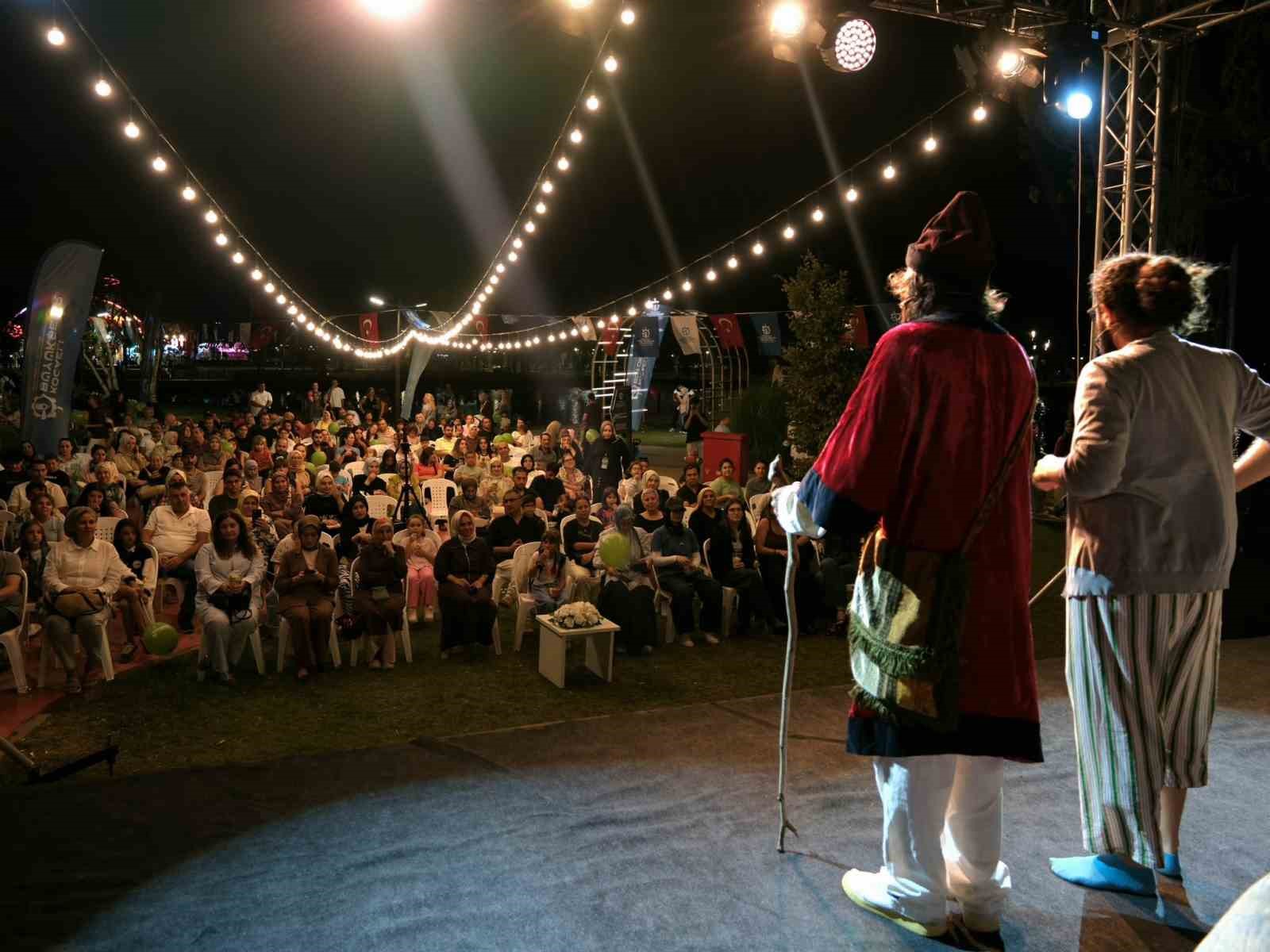 KOCAELİ’DE KÜTÜPHANELER, TİYATROYLA SANAT DOLU YAZ AKŞAMLARINA EV SAHİPLİĞİ YAPIYOR. ALEV ALATLI KÜTÜPHANESİ’NDE SAHNELENEN “MECNUN ÇEVRİM DIŞI” OYUNU, YAKLAŞIK 200 KİŞİYİ BULUŞTURDU.
