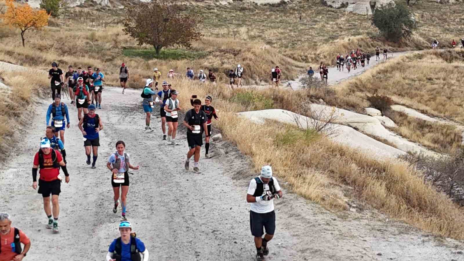 KAPADOKYA’DA DÜZENLENEN SALOMON CAPPADOCİA ULTRA TRAİL YARIŞLARINDA HEYECAN BAŞLADI. 73 ÜLKEDEN 3 BİNE YAKIN SPORCUNUN KATILDIĞI ORGANİZASYONDA 119, 63 VE 38 KİLOMETRELİK PARKURLARDA MÜCADELE EDEN SPORCULAR, KAPADOKYA’NIN EŞSİZ COĞRAFYASINDA ZORLU BİR DAYANIKLILIK SINAVI VERİYOR.