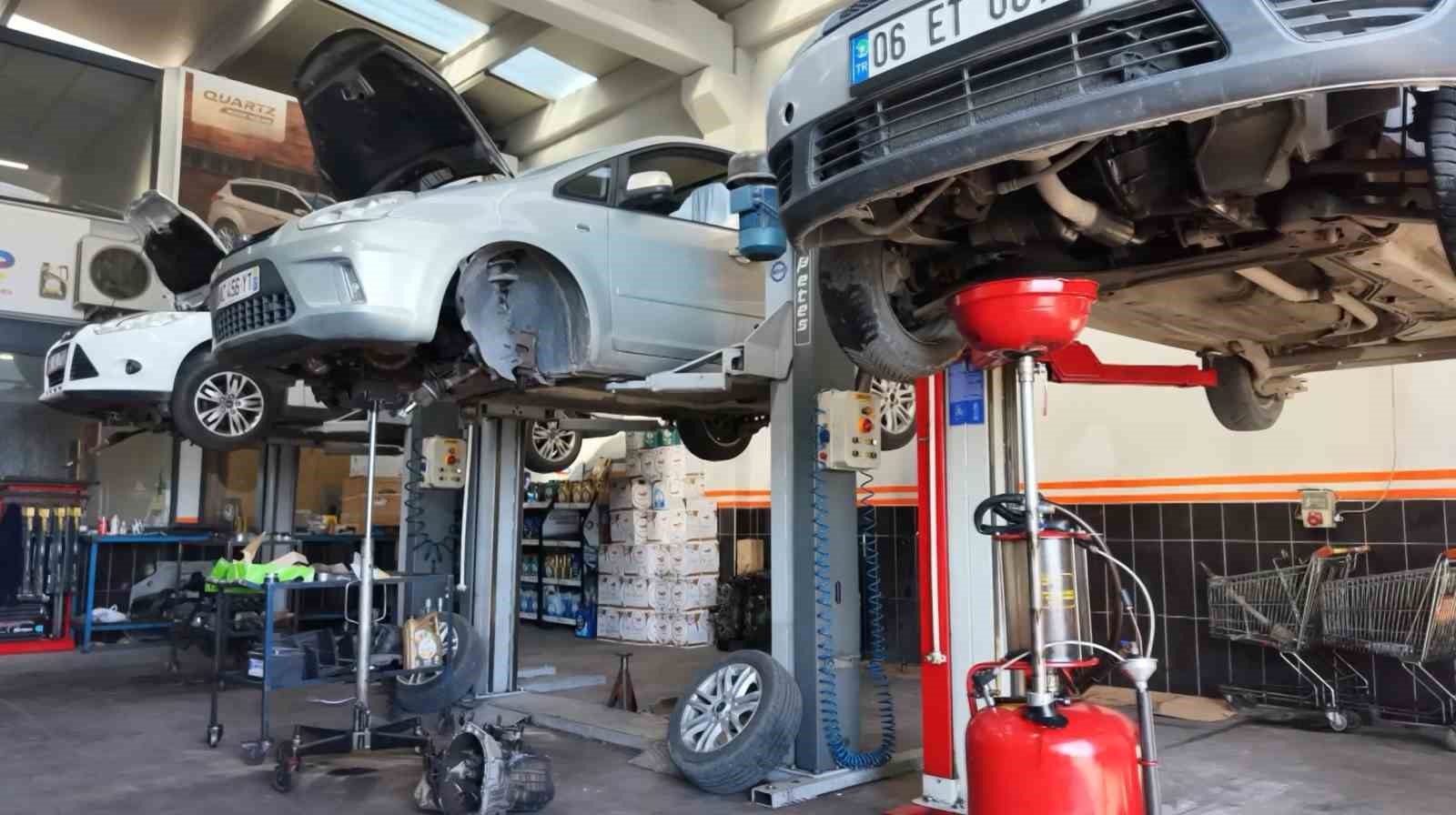 KIŞ MEVSİMİNİN GELMESİYLE BİRLİKTE DÜŞEN HAVA SICAKLIKLARI ARAÇLARDA KIŞLIK BAKIMIN DA SİNYALLERİNİ VERİYOR. SOĞUKLARA KARŞI ANTİFRİZİN BÜYÜK ÖNEM ARZ ETTİĞİ KIŞLIK BAKIMLARINDA USTALAR ARAÇ SAHİPLERİNİ UYARDI.