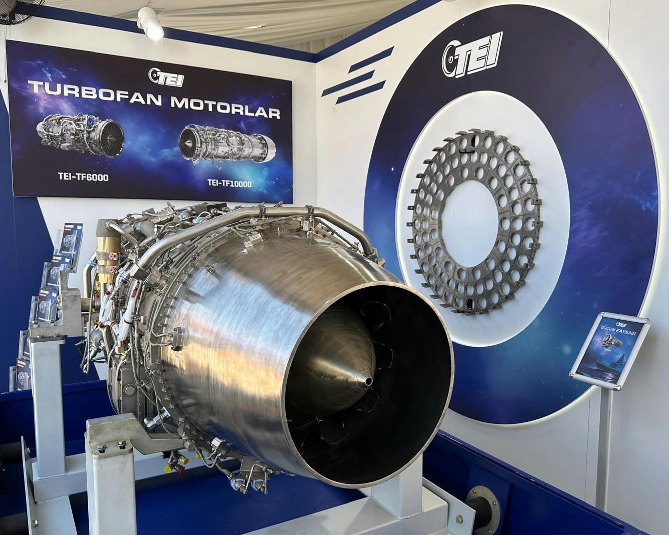 TEI STANDINDA TÜRKİYE'NİN İLK UÇAK MOTORU TEI-TF6000, TÜRKİYE'NİN İLK MİLLÎ HELİKOPTER MOTORU TEI-TS1400, TÜRKİYE'NİN İLK MİLLÎ TURBODİZEL HAVACILIK MOTORU TEI-PD170, TÜRKİYE'NİN İLK YERLİ HELİKOPTER MOTORU T700-TEI-701D VE LM2500 DENİZCİLİK GAZ TÜRBİNİ İÇİN ÜRETİLEN DOMEPLATE PARÇASI ZİYARETÇİLERLE BULUŞTURULACAK.
