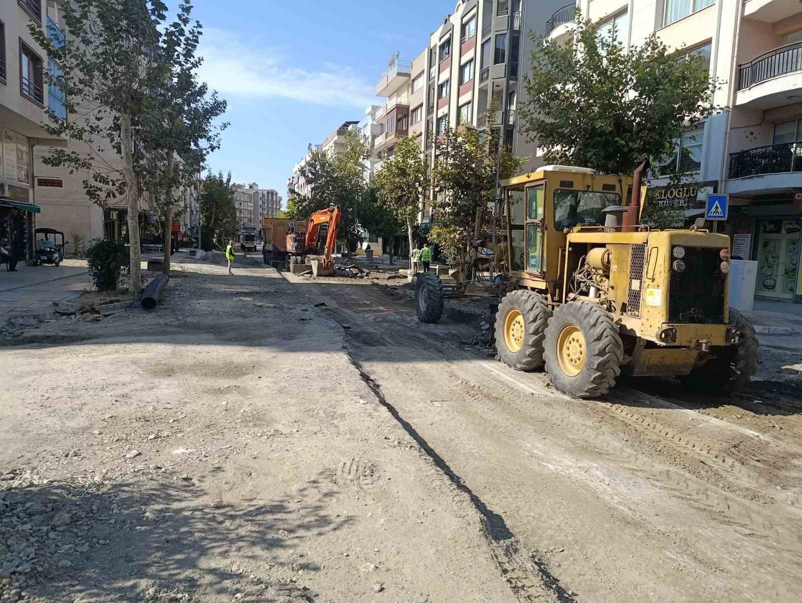 AYDIN BÜYÜKŞEHİR BELEDİYESİ EKİPLERİ, 17 İLÇEDE ONLARCA FARKLI NOKTADA YOL YAPIM, BAKIM, ONARIM VE DÜZENLEME ÇALIŞMALARINI SÜRDÜRÜYOR.