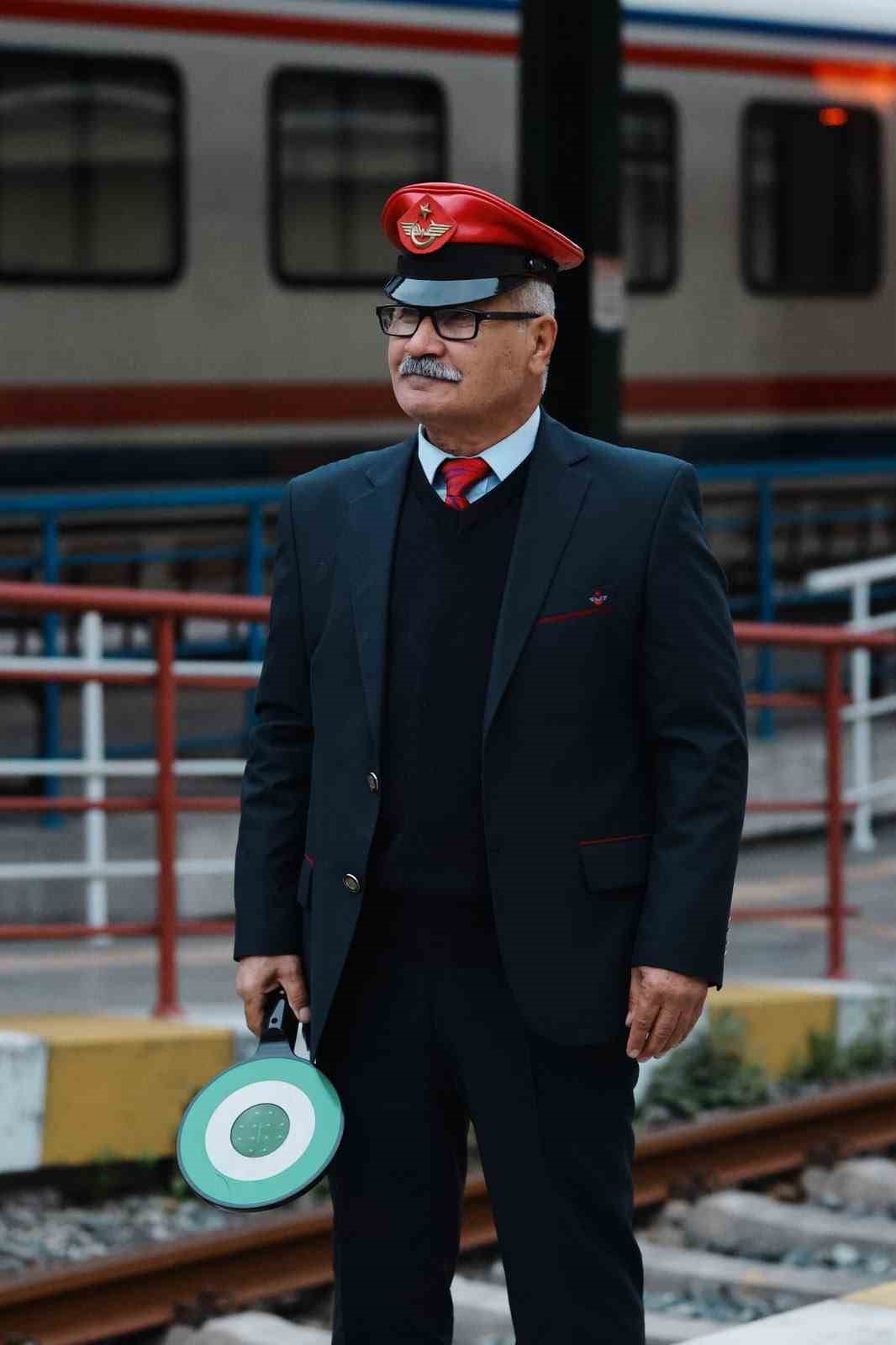 TURİSTİK KARAELMAS EKSPRESİNİN YOLCULARI, MOLA VERDİKLERİ KARABÜK'ÜN YENİCE İLÇESİNDEKİ IHLAMUR SEYİR TERASINDAKİ DOĞA MANZARASINA HAYRAN KALDI.