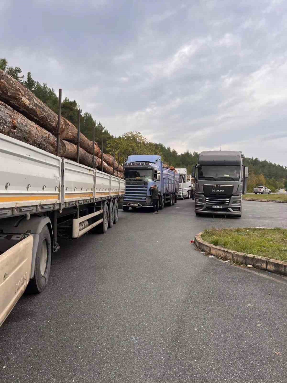 SİNOP ORMAN BÖLGE MÜDÜRLÜĞÜ’NE BAĞLI GERZE ORMAN İŞLETME MÜDÜRLÜĞÜ EKİPLERİ, ORMAN SUÇLARINI ÖNLEMEK VE YASA DIŞI FAALİYETLERİN ÖNÜNE GEÇMEK AMACIYLA DENETİMLERİNİ 7 GÜN 24 SAAT ARALIKSIZ SÜRDÜRÜYOR.