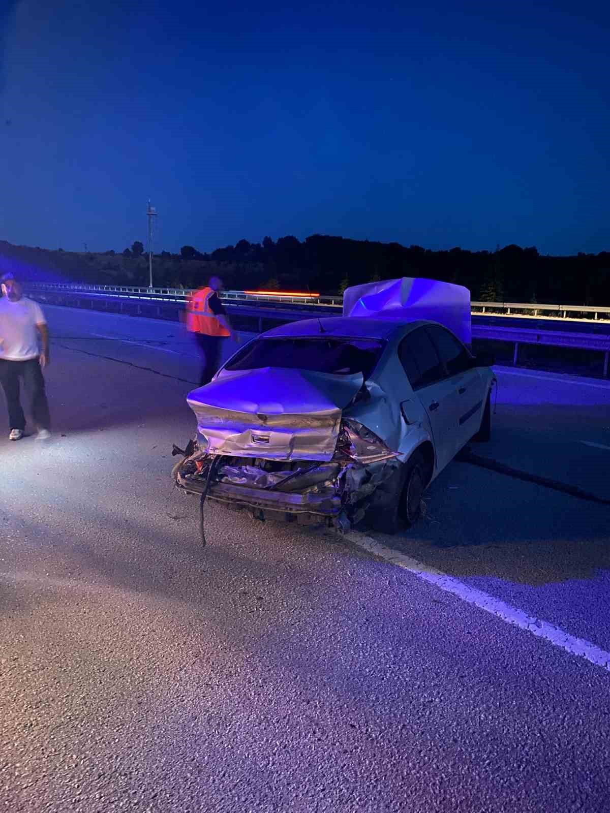 KIRKLARELİ'DE BARİYERLERE ÇARPAN OTOMOBİL HURDAYA DÖNDÜ
