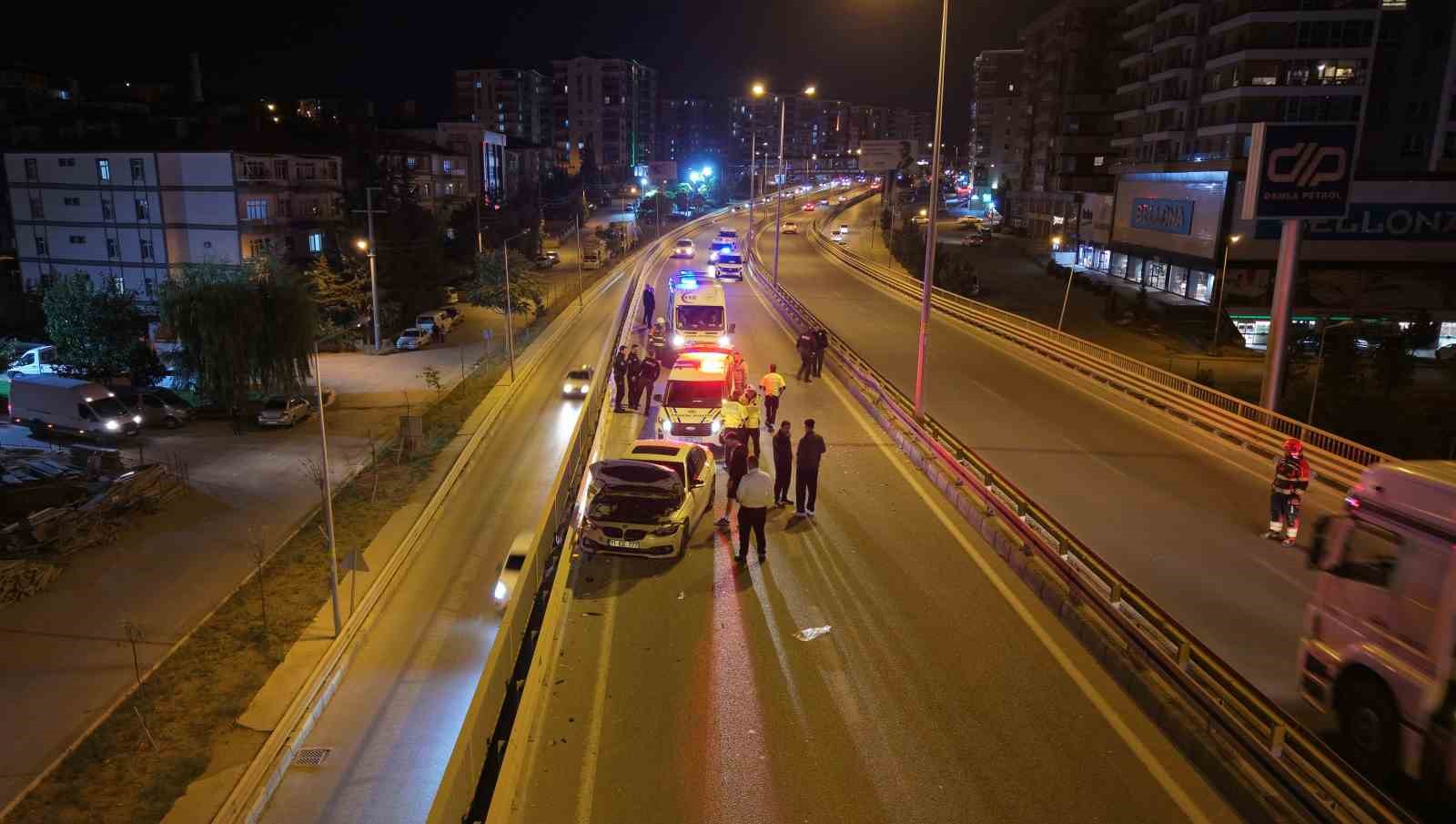 KIRIKKALE'DE İKİ OTOMOBİLİN ÇARPIŞMASI SONUCU MEYDANA GELEN TRAFİK KAZASINDA 2 KİŞİ YARALANDI