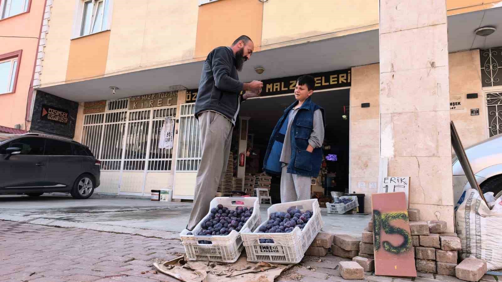 BURSA’NIN İNEGÖL İLÇESİNDE ANNESİNE AİT TARLADA YAKLAŞIK 10 TON ERİK YETİŞTİREN 48 YAŞINDAKİ ÖZGÜR ŞİMŞEK, ÜRÜNLERİNİ SATAMAYINCA İLGİNÇ BİR YÖNTEME BAŞVURDU. ŞİMŞEK, HAZIRLADIĞI VİDEO SOSYAL MEDYADA BÜYÜK İLGİ GÖRÜNCE ELİNDEKİ ERİKLERİ VATANDAŞLARA UYGUN FİYATA VE ZAMAN ZAMAN ÜCRETSİZ DAĞITMAYA BAŞLADI.