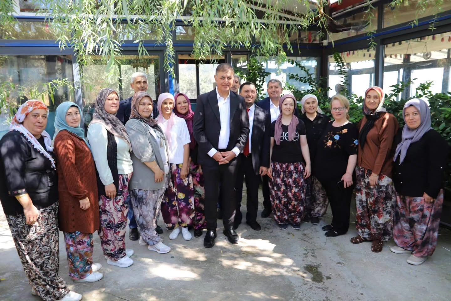 KIZILOBA İLKOKULU'NDAKİ AÇILIŞ PROGRAMININ ARDINDAN BAŞKAN TUGAY, BAŞKAN SAKARSU VE BERABERİNDEKİ HEYET, ARIKBAŞI VE HAVUZBAŞI MAHALLELERİNE GEÇTİ. BURADA BÖLGE SAKİNLERİ VE MUHTARLARLA BİR ARAYA GELEN HEYET, VATANDAŞLARLA SOHBET EDEREK MAHALLELERİN İHTİYAÇ VE TALEPLERİNİ YERİNDE DİNLEDİ.