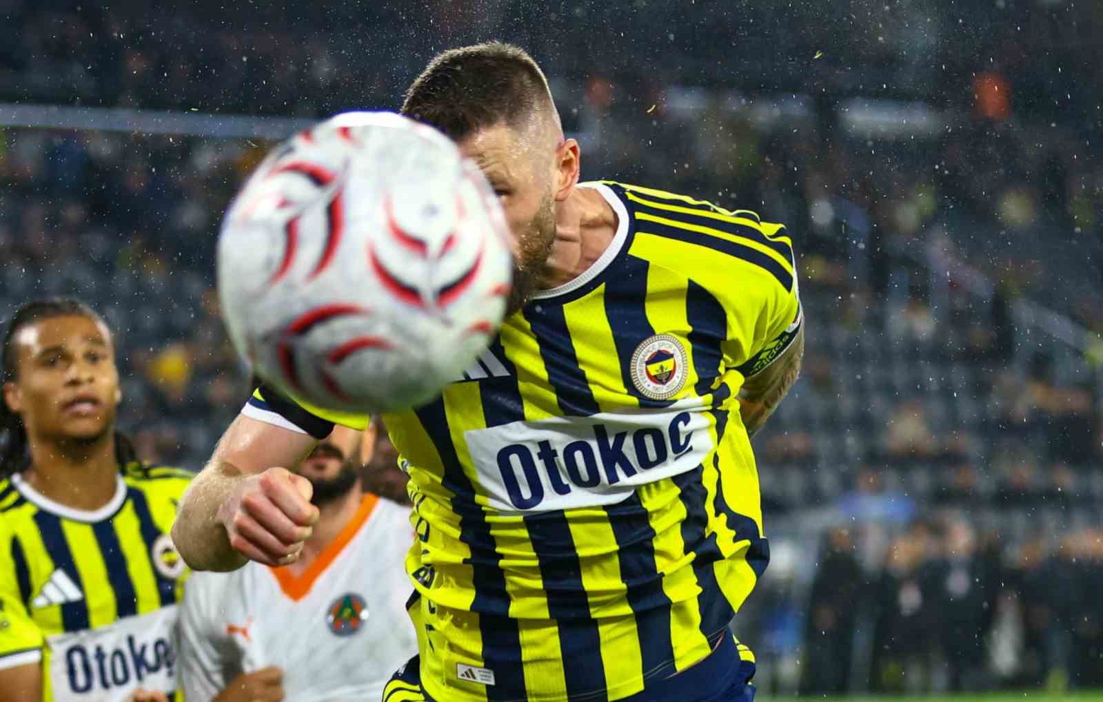 TRENDYOL SÜPER LİG'İN 8. HAFTASINDA FENERBAHÇE, CORENDON ALANYASPOR'U KONUK EDİYOR. MÜCADELENİN İLK YARISI SARI-LACİVERTLİLERİN 1-0'LIK ÜSTÜNLÜĞÜYLE TAMAMLANDI.