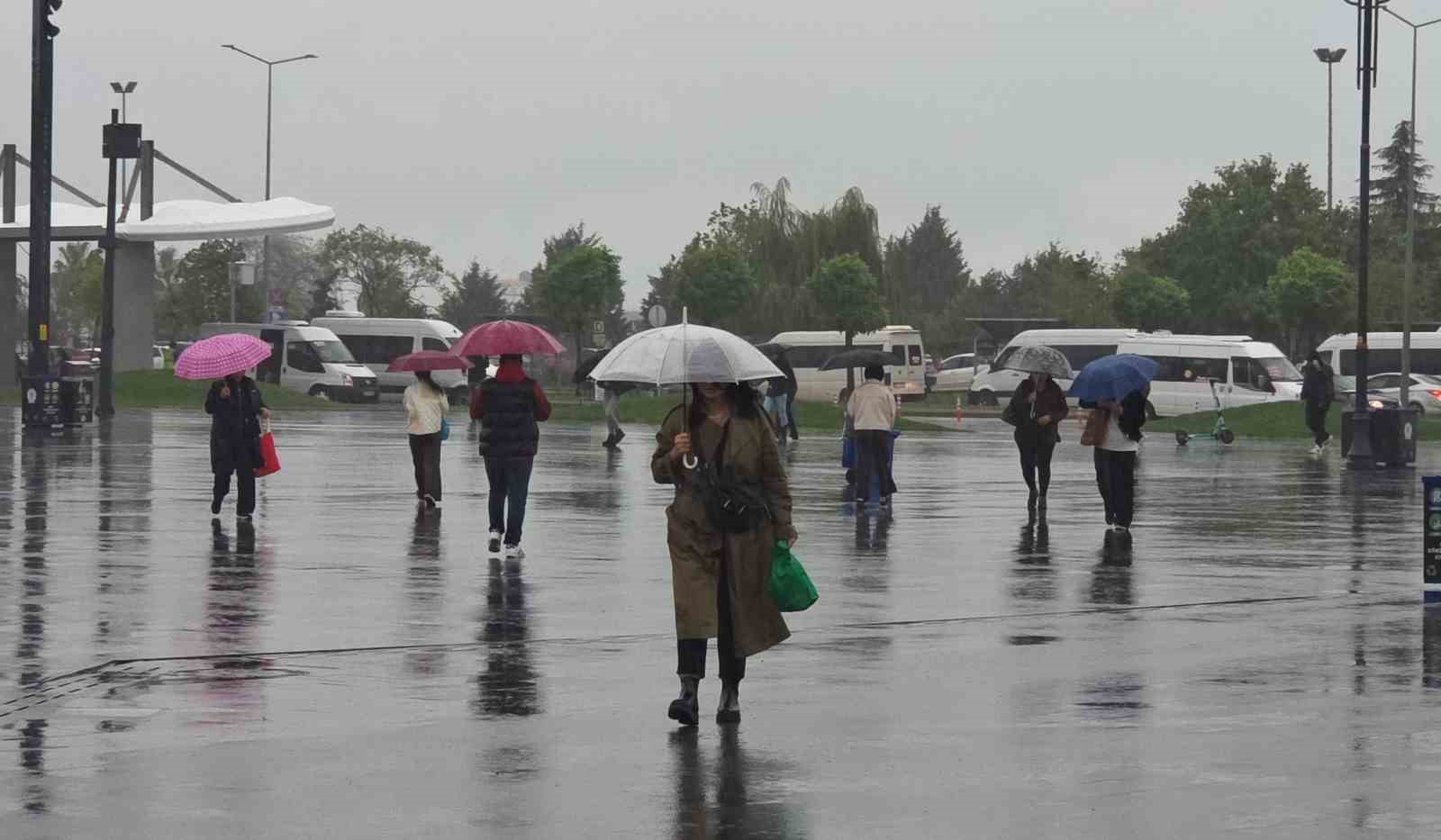 SONBAHAR YAĞMURLARININ ETKİLİ OLDUĞU SAMSUN’DA GÖK GÜRÜLTÜLÜ VE KUVVETLİ YAĞIŞLAR DEVAM EDİYOR. SON 24 SAATTE METREKAREYE ORTALAMA 57,8 KİLOGRAM YAĞIŞ DÜŞTÜ.