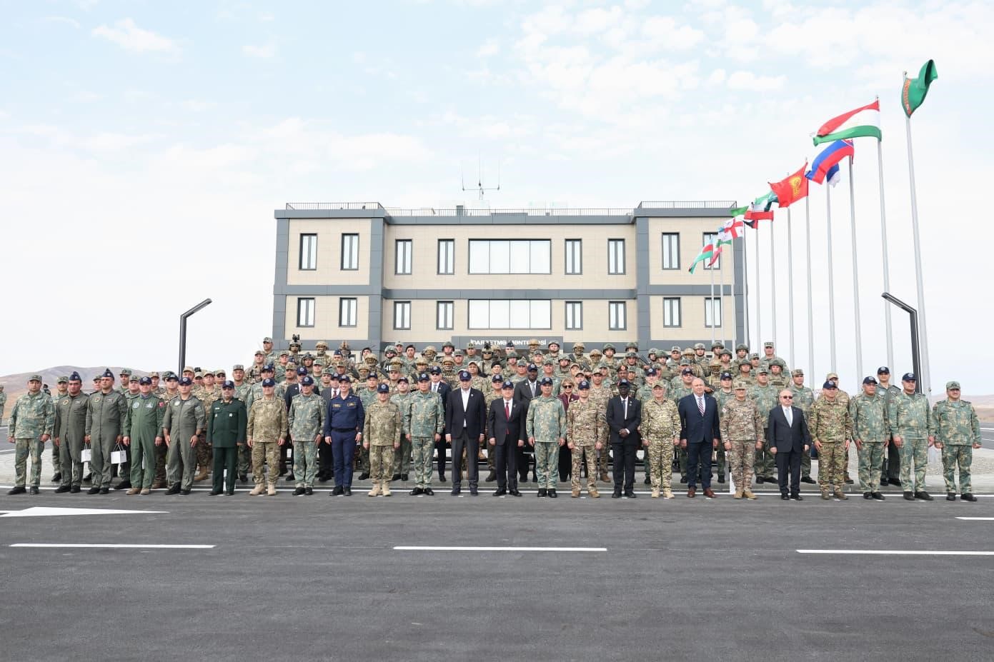 MİLLİ SAVUNMA BAKANI YAŞAR GÜLER, BERABERİNDE TSK KOMUTA KADEMESİ İLE GİTTİĞİ AZERBAYCAN’DA 'BİRLİĞİN GÜCÜ-2026 TATBİKATI’NIN SEÇKİN GÖZLEMCİ GÜNÜ' FAALİYETLERİNE KATILDI.