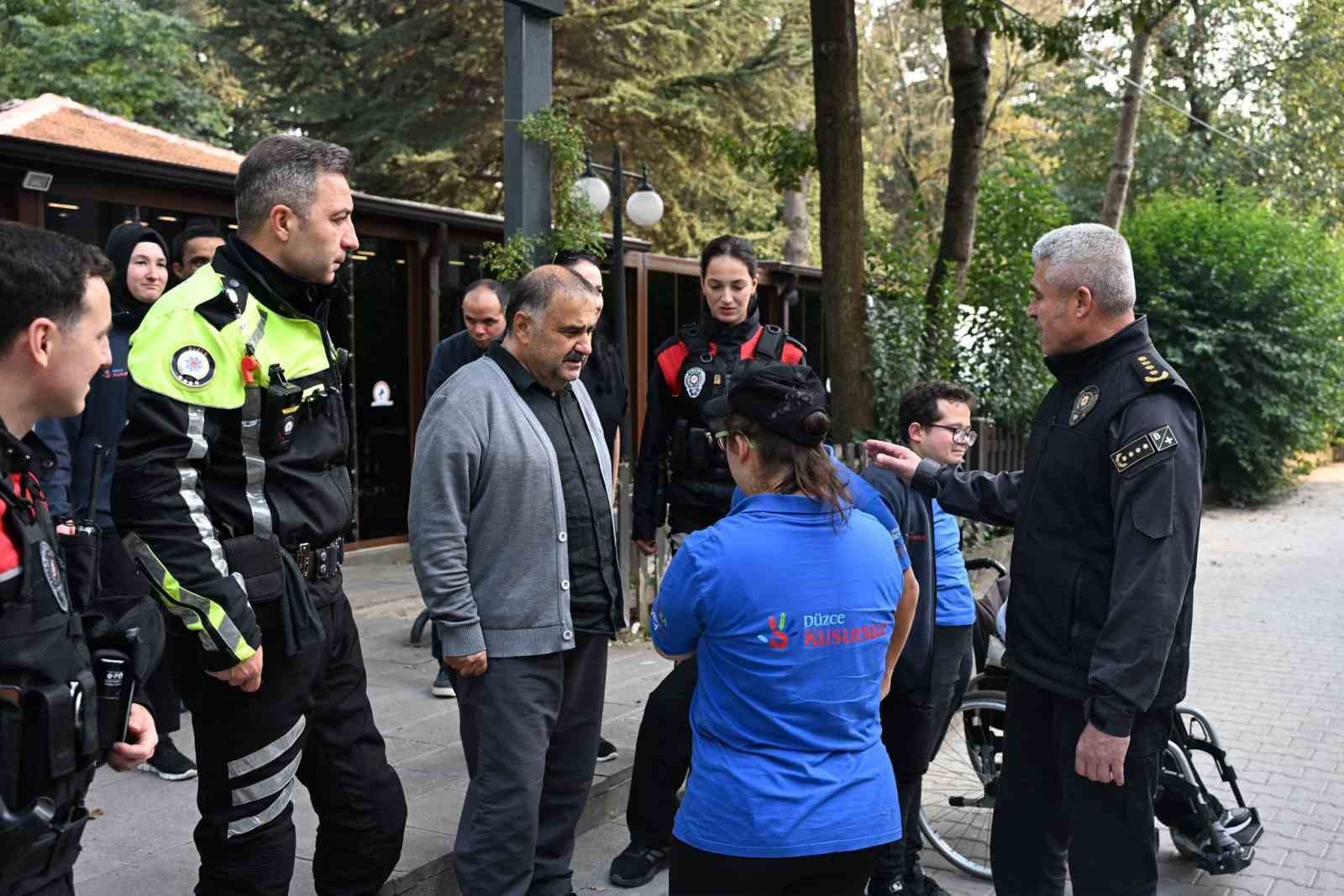 DÜZCE İL EMNİYET MÜDÜRÜ İBRAHİM ERGÜDER VE BERABERİNDEKİ PERSONEL, KUSURSUZ KAFE’DE SAMİMİ BİR BULUŞMA GERÇEKLEŞTİRDİ. TÜRKİYE BEYAZAY DERNEĞİ GENEL KURUL ÜYESİ VE SEVİLEN SANATÇI NURULLAH ÇELEBİ İLE BİR ARAYA GELİNEN BULUŞMADA SEVGİ, DOSTLUK VE GÖNÜL BAĞLARININ ÖNEMİ ÖNE ÇIKTI.