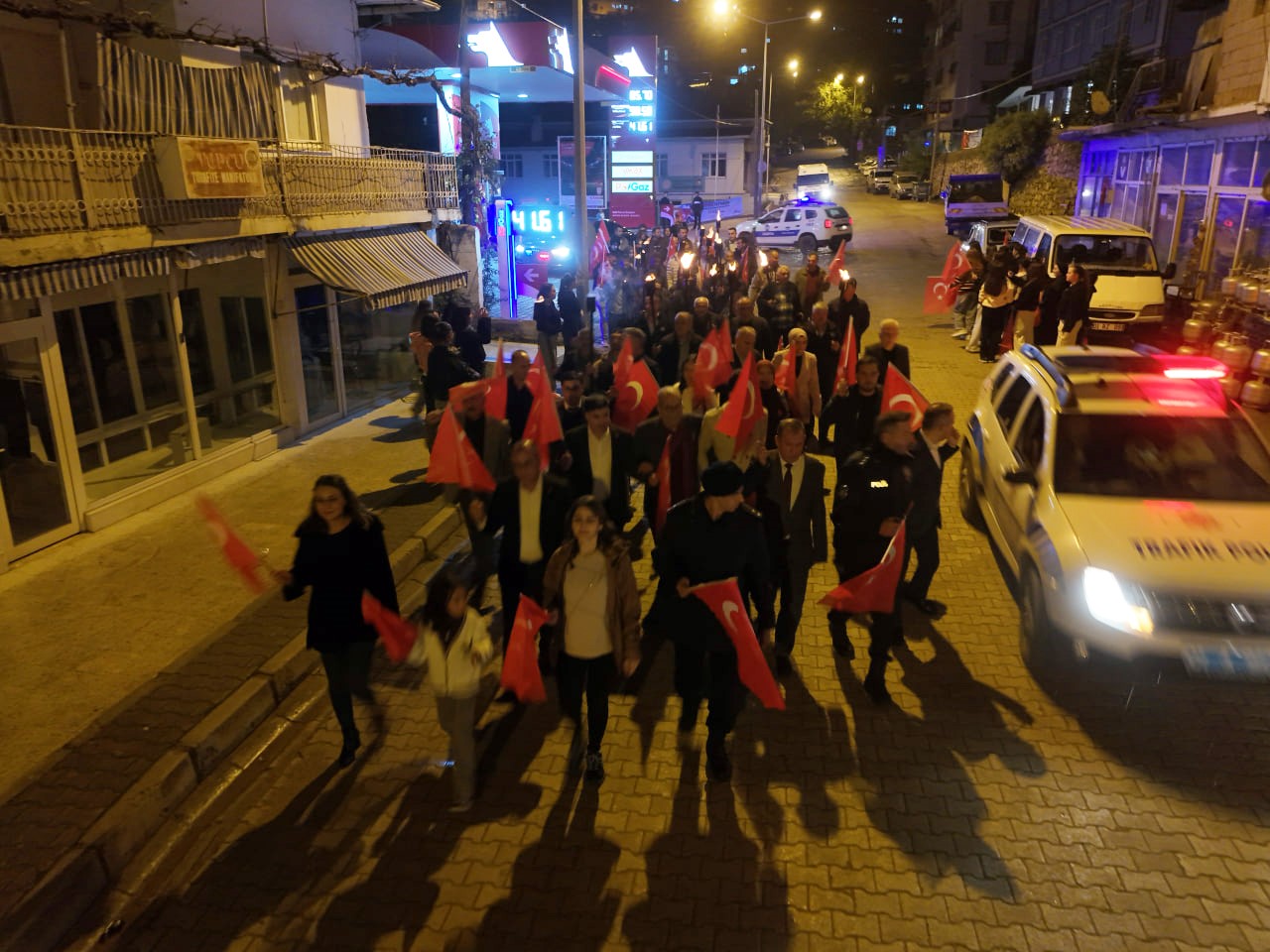 SAİMBEYLİ KURTULUŞ MEŞALESİ YAKILARAK YÜRÜYÜŞ DÜZENLENDİ.