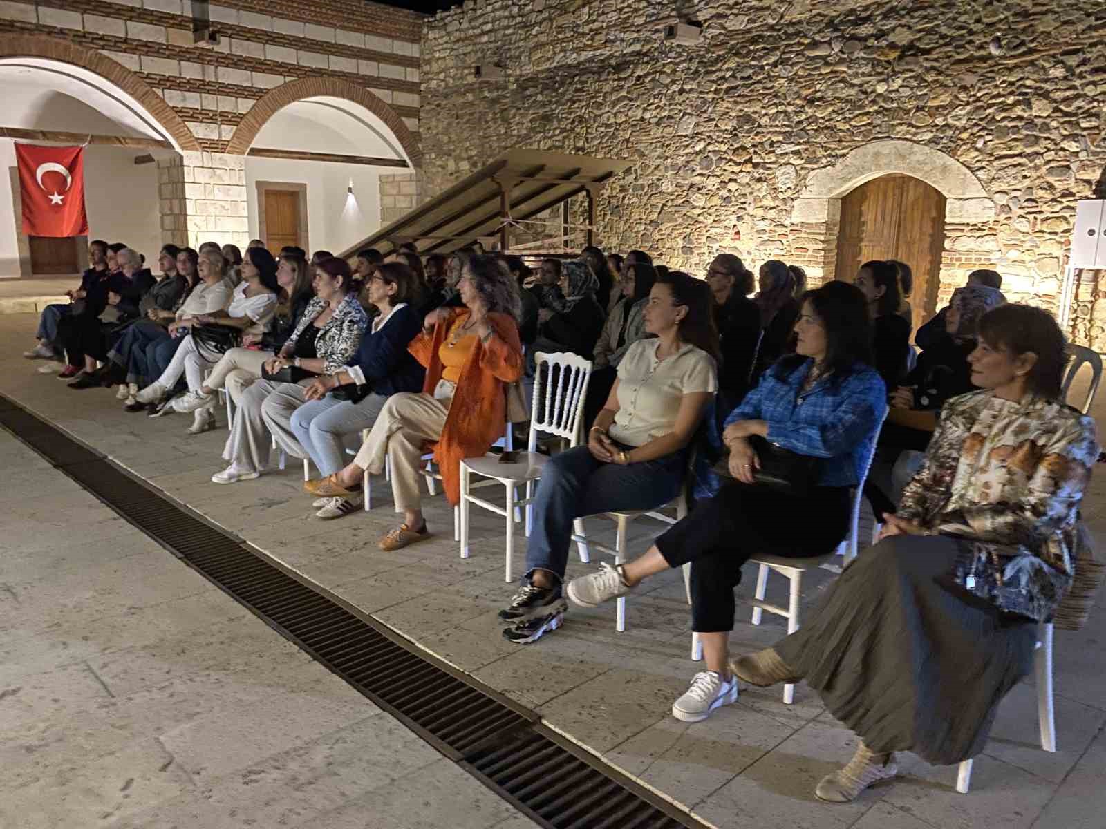 ALAŞEHİR’İN ANTİK ÇAĞLARDAN GÜNÜMÜZE UZANAN KADIN FİGÜRLERİ, MİTOLOJİ, İNANÇ, KÜLTÜREL MİRAS VE TOPLUMSAL BELLEK ÇERÇEVESİNDE DÜZENLENEN "ALAŞEHİR’İN KADİM KADINLARI-KENTİN DİŞİL BELLEĞİNE YOLCULUK" SEMİNERİNDE ELE ALINDI.