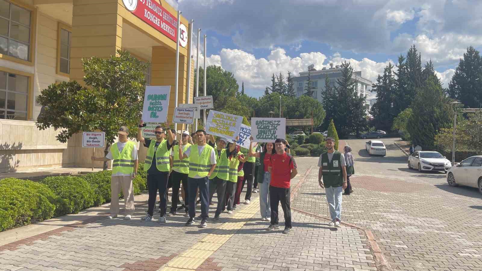 OSMANİYE'DE ÜNİVERSİTE ÖĞRENCİLERİ, BAĞIMLILIKLA MÜCADELEYE DİKKAT ÇEKMEK AMACIYLA ELLERİNDE PANKARTLARLA YÜRÜYÜŞ DÜZENLEYEREK SAĞLIKLI YAŞAM MESAJI VERDİ.