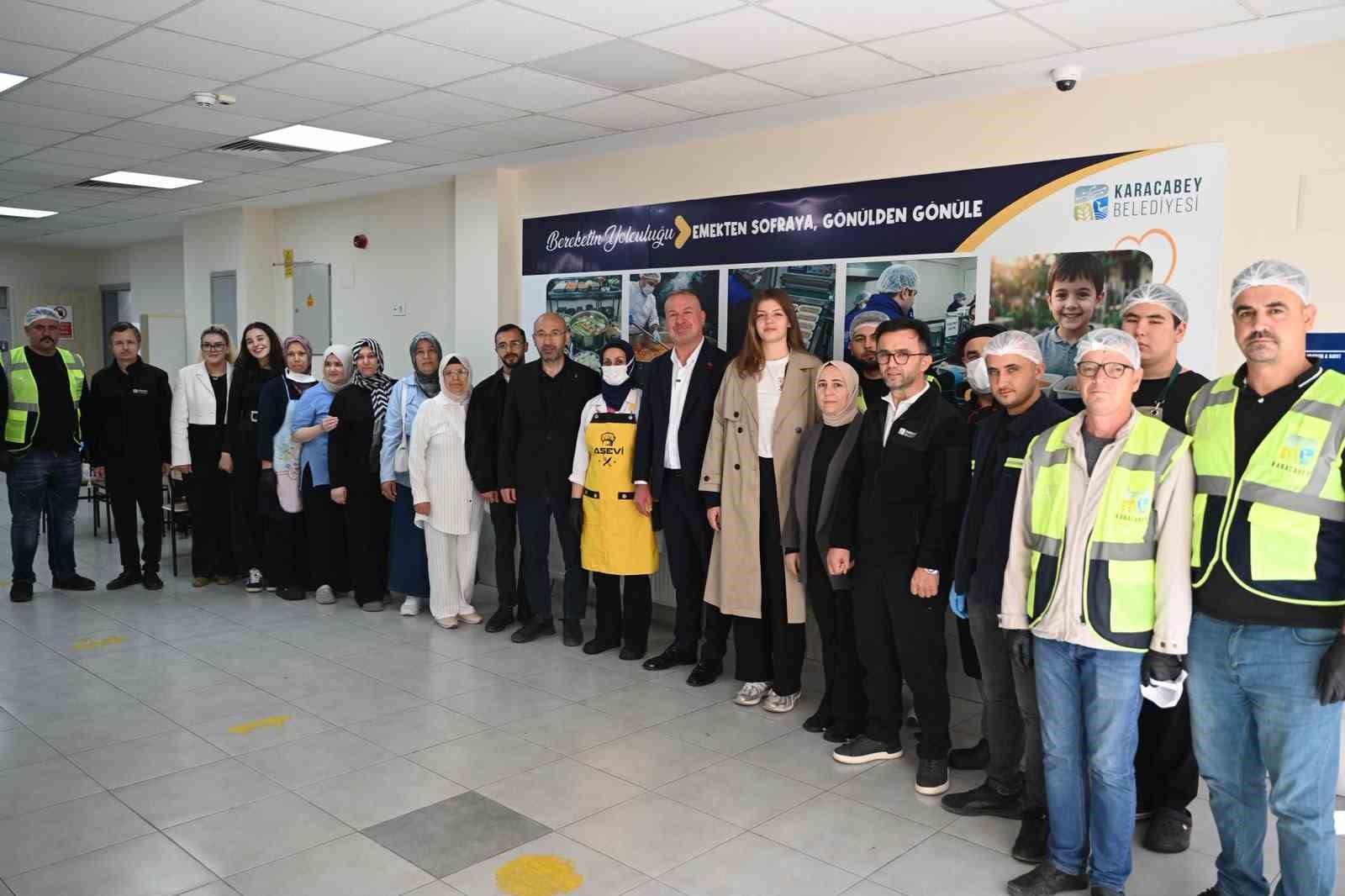 KARACABEY BELEDİYESİ, İHTİYAÇLI VATANDAŞLARA YÖNELİK SOSYAL YARDIM HİZMETLERİYLE DAYANIŞMAYI BÜYÜTÜYOR. SICAK YEMEKTEN ERZAK KOLİSİNE, EV TEMİZLİĞİNDEN MEDİKAL EKİPMAN DESTEĞİNE, KIRTASİYE ÇEKİNDEN KIŞLIK YAKACAĞA KADAR 13 FARKLI BAŞLIKTA DESTEK SUNULURKEN, YENİ EĞİTİM ÖĞRETİM YILIYLA BİRLİKTE BAŞLATILAN “ÇORBA BİZDEN” KAMPANYASIYLA DA HER HAFTA FARKLI BİR OKULDA ÖĞRENCİLERE SICAK ÇORBA İKRAM EDİLİYOR.