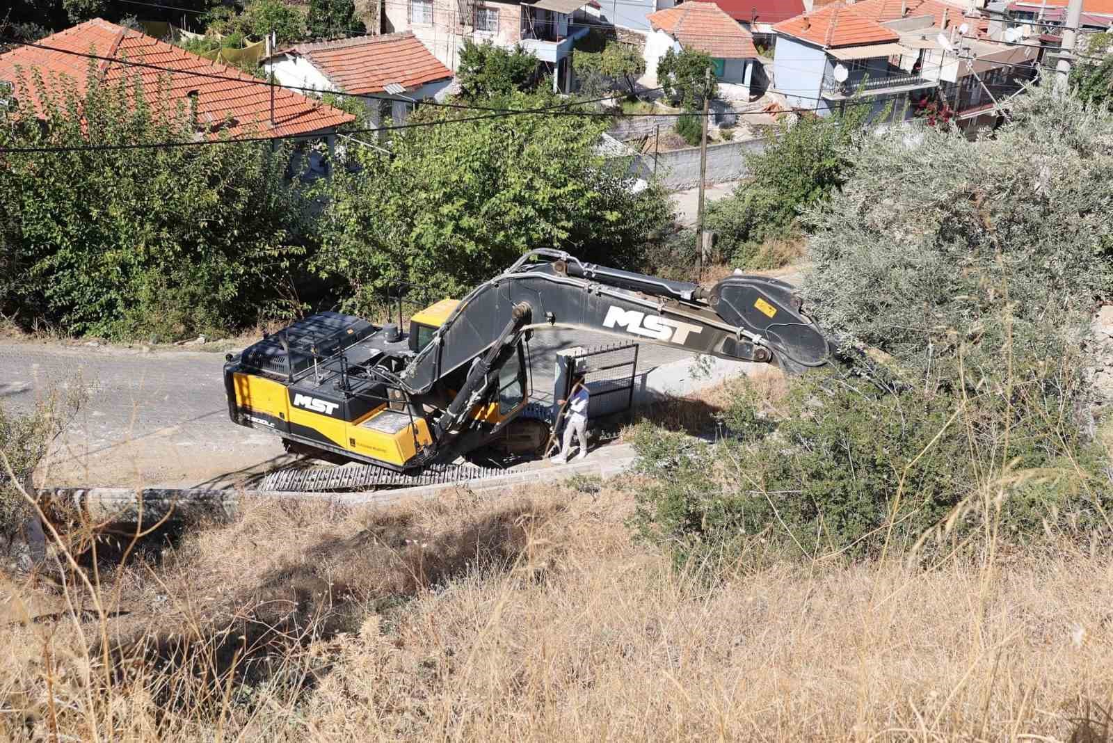 AYDIN'IN KOÇARLI İLÇESİ ŞENKÖY MAHALLESİ'NDE YAPILACAK OLAN DÜĞÜN SALONU İÇİN BÖLGEYE GİDEN BELEDİYE BAŞKANI ÖZGÜR ARICI, DAVUL ZURNAYLA KARŞILANIRKEN, ÇALIŞMALAR BAŞLADI.