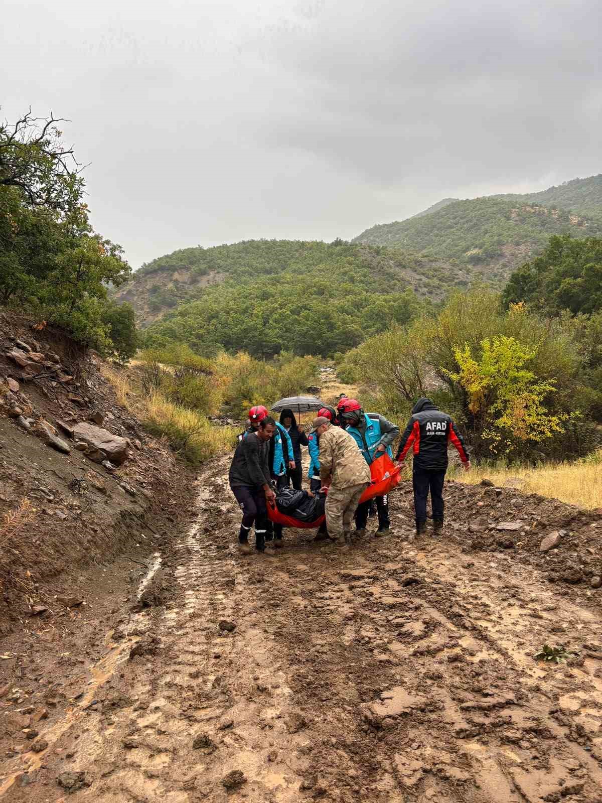 TUNCELİ’NİN NAZIMİYE İLÇESİNDE YOĞUN YAĞIŞ NEDENİYLE YOLU KAPANAN GERİŞ KÖYÜNDEKİ ENGELLİ VATANDAŞA EKİPLER ULAŞTI.