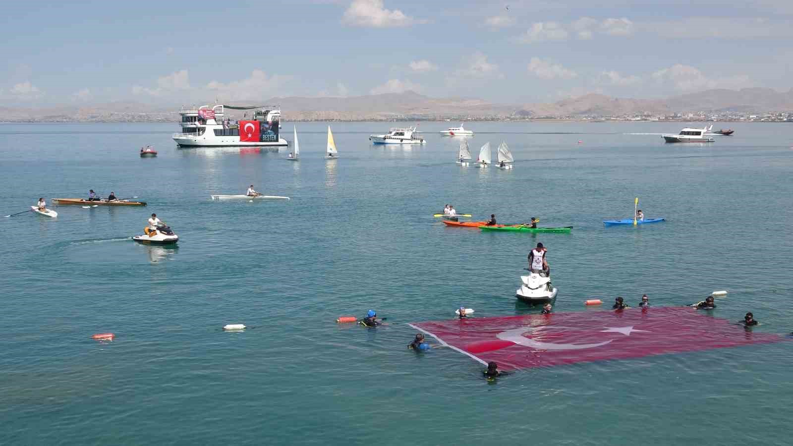 VAN’DA BU YIL İKİNCİSİ DÜZENLENEN GÖLFEST, GENÇLERİ KÜLTÜR, SANAT VE SPOR ETKİNLİKLERİNDE BULUŞTURURKEN, VAN GÖLÜ SAHİLİNDEKİ SU SPORLARI GÖSTERİLERİ FESTİVALE RENK KATTI.