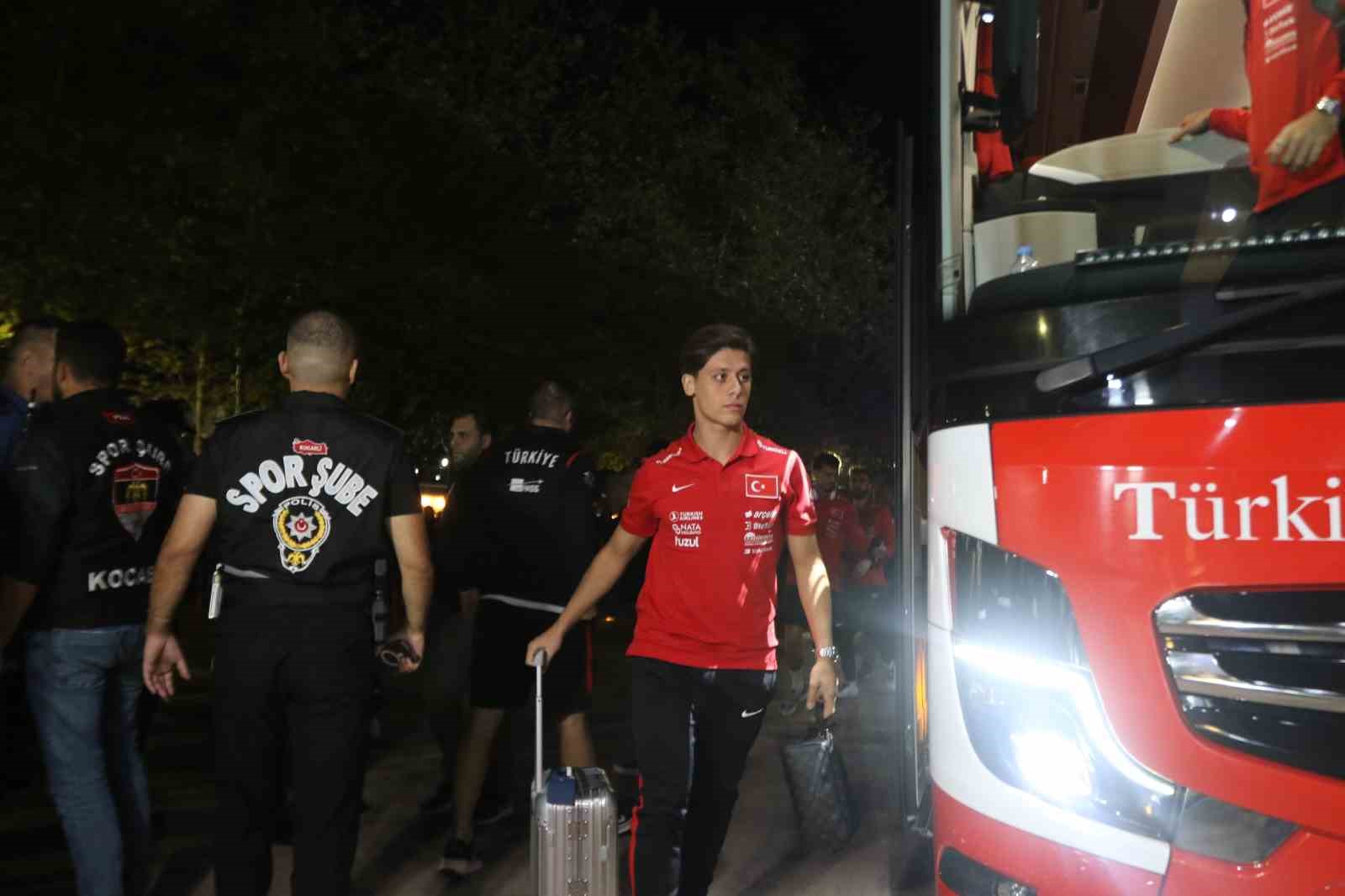 A MİLLİ FUTBOL TAKIMI, FRANSA MAÇI ÖNCESİ KOCAELİ STADYUMU'NDA GERÇEKLEŞTİRDİĞİ KISA YÜRÜYÜŞÜN ARDINDAN KONAKLADIĞI OTELE DÖNERKEN YÜZLERCE TARAFTAR TARAFINDAN COŞKUYLA KARŞILANDI.