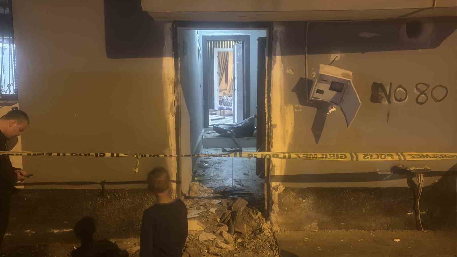 ADANA'DA BİR EVE, MOTOSİKLETLE GELEN KİMLİĞİ BELİRSİZ 2 KİŞİ TARAFINDAN EL YAPIMI PATLAYICI ATILDI. PATLAMADA YARALANAN OLMAZKEN EVDE GENİŞ ÇAPLI HASAR MEYDANA GELDİ. POLİS, SALDIRGANLARI YAKALAMAK İÇİN ÇALIŞMA BAŞLATTI.