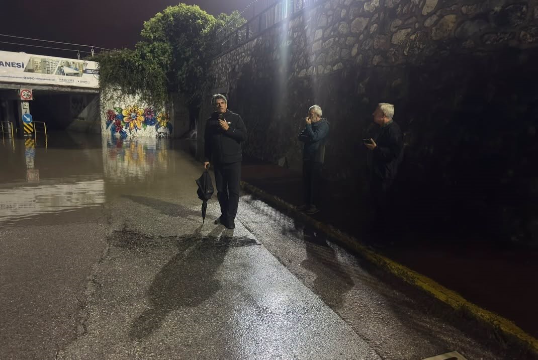 KARTEPE'DE ETKİLİ OLAN SAĞANAK YAĞIŞIN ARDINDAN BELEDİYE BAŞKANI MUSTAFA KOCAMAN, OLUMSUZLUK YAŞANAN BÖLGELERDEKİ ÇALIŞMALARI YERİNDE İNCELEDİ.