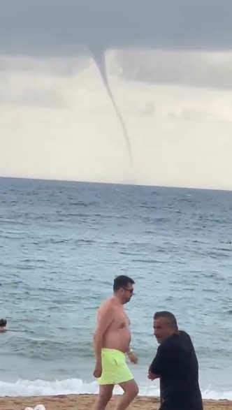 ANTALYA’NIN ALANYA İLÇESİNDEKİ İNCEKUM HALK PLAJI AÇIKLARINDA BUGÜN SAAT 14.00 SIRALARINDA AYNI DAKİKALARDA PEŞ PEŞE ÜÇ HORTUM OLUŞTU. DENİZDE VE PLAJDA BULUNAN TURİSTLER, HORTUMLARI CEP TELEFONLARIYLA GÖRÜNTÜLEDİ.