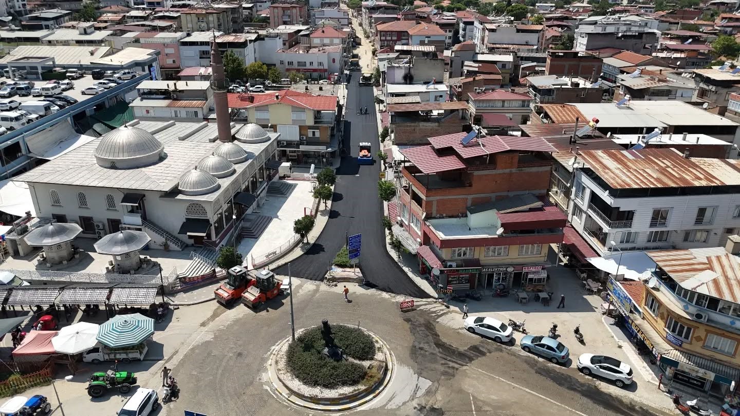 YENİPAZAR İLÇESİNİN ÖNEMLİ ULAŞIM ARTERLERİNDEN YÖRÜKALİ EFE CADDESİ’NDE 2. ETAP SICAK ASFALT SERİM ÇALIŞMALARI BAŞLARKEN, ÇALIŞMALARI İNCELEYEN BELEDİYE BAŞKANI MALİK ERCAN; "BU ASFALTLAMA ÇALIŞMASIYLA CADDEMİZE ESTETİK BİR GÖRÜNÜM KAZANDIRACAĞIZ" DEDİ.