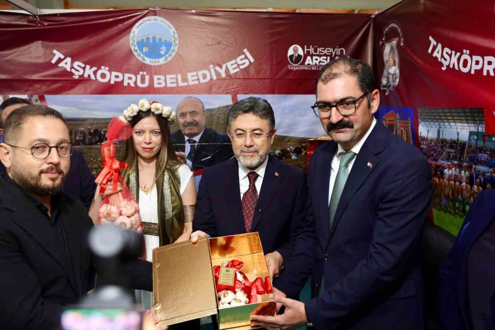TARIM VE ORMAN BAKANI İBRAHİM YUMAKLI, ANKARA’DA DÜZENLENEN 21. BAŞKENTTE KASTAMONU GÜNLERİ’NDE TAŞKÖPRÜ BELEDİYESİ STANDINI ZİYARET ETTİ. ZİYARETTE, BAKAN YUMAKLI’YA TAŞKÖPRÜ SARIMSAĞI HEDİYE EDİLDİ.