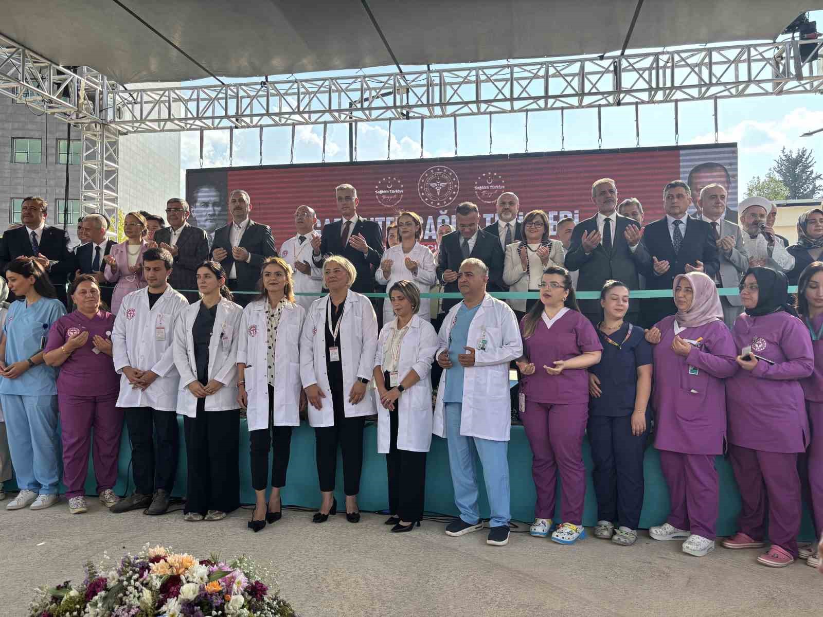 BİR DİZİ PROGRAM VE ZİYARET İÇİN GAZİANTEP'TE BULUNAN SAĞLIK BAKANI PROF. DR. KEMAL MEMİŞOĞLU, KENTTE YAPIMI TAMAMLANARAK HİZMETE ALINAN CENGİZ GÖKÇEK KADIN DOĞUM VE ÇOCUK HASTALIKLARI HASTANESİ İLE DİĞER SAĞLIK TESİSLERİ AÇILIŞ TÖRENİNE KATILDI.