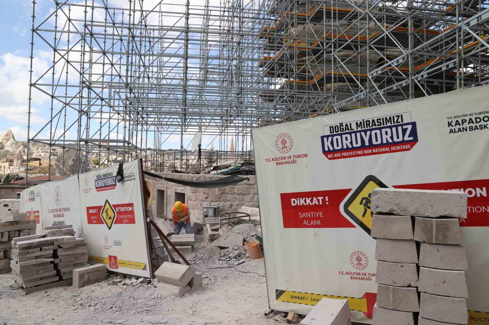 KAPADOKYA’DA DOĞAL OLUŞUMLARIN KORUNMASINA YÖNELİK ÇALIŞMALAR SÜRERKEN, DAHA ÖNCE MÜDAHALE EDİLEN 2 PERİ BACASININ ARDINDAN SON DÖNEMDE 5 PERİ BACASINDA DAHA KORUMA ÇALIŞMASI GERÇEKLEŞTİRİLDİ. BÖYLECE DEFORMASYON VE RİSK NEDENİYLE MÜDAHALE EDİLEN PERİ BACALARININ SAYISI 7’YE ULAŞTI.