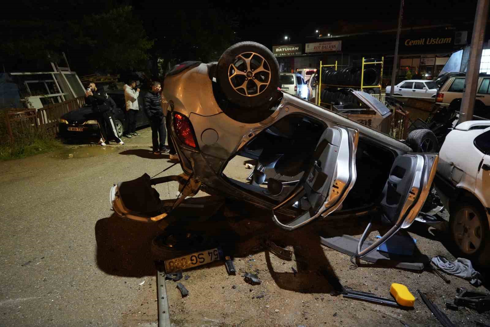 GÜMÜŞHANE’DE BAĞLARBAŞI MAHALLESİ KAZIM KARABEKİR CADDESİ’NDE KONTROLDEN ÇIKAN OTOMOBİL, REFÜJE ÇARPARAK KARŞI ŞERİDE GEÇTİ VE KALDIRIMDA YÜRÜYEN ÜNİVERSİTE ÖĞRENCİSİNE ÇARPTI. O ANLAR GÜVENLİK KAMERASINA YANSIRKEN KAZADA 4 KİŞİ YARALANDI.