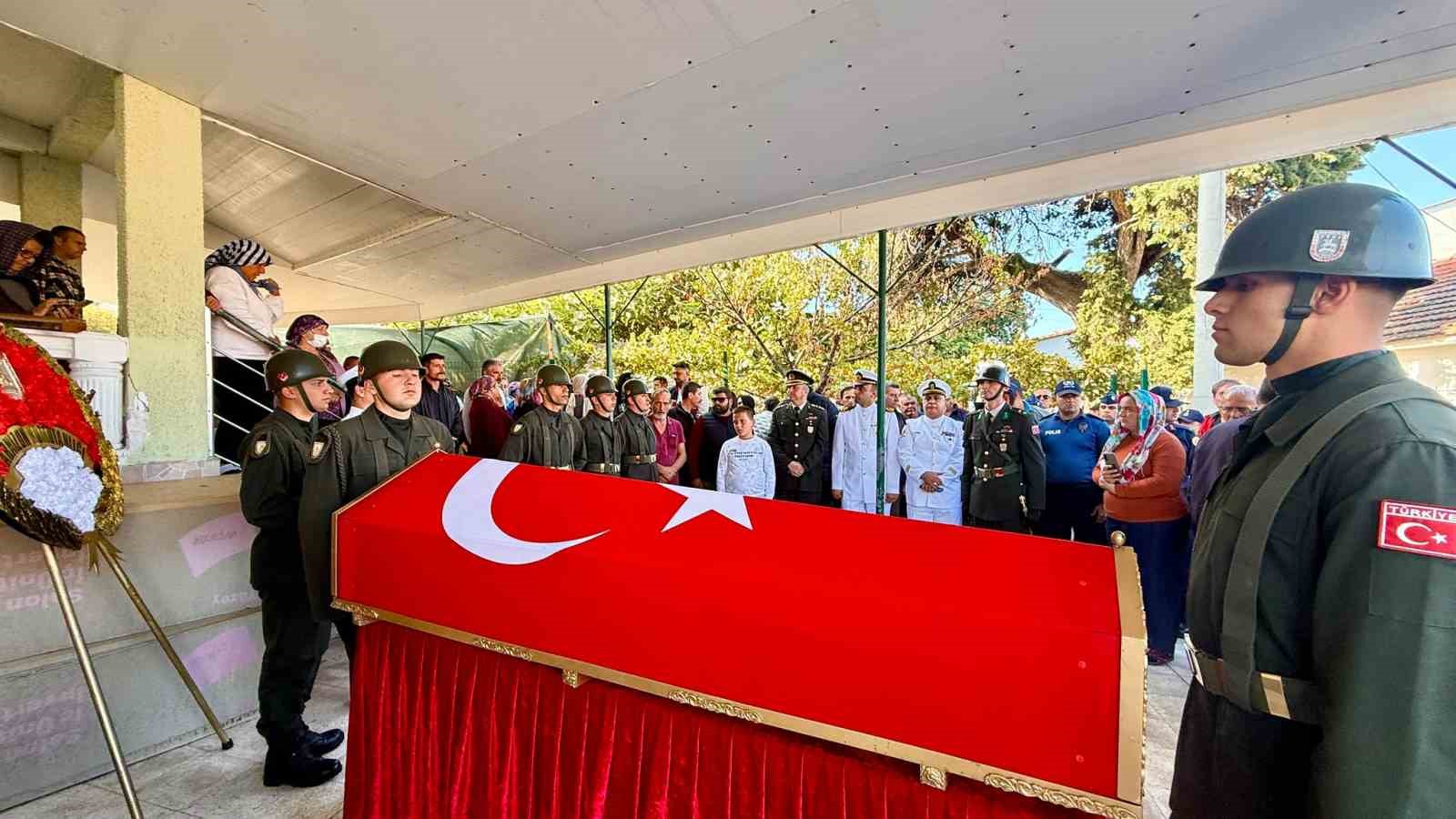 İZMİR'İN KARABURUN İLÇESİNDE VEFAT EDEN 73 YAŞINDAKİ KIBRIS GAZİSİ ALİ YAY, DÜZENLENEN ASKERİ TÖRENLE SON YOLCULUĞUNA UĞURLANDI.