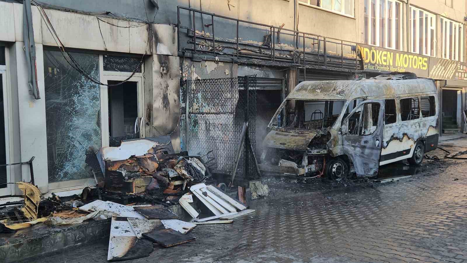 İKİTELLİ'DE SANAYİ SİTESİNDE MİNİBÜSTE ÇIKAN YANGIN DÜKKANA SIÇRADI: KUNDAK ŞÜPHESİ ÜZERİNDE DURULUYOR