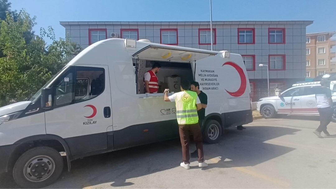 VAN’IN MURADİYE DEVLET HASTANESİ’NDE MUHTEMEL AFET VE ACİL DURUMLARA YÖNELİK HAZIRLIKLARIN GÜÇLENDİRİLMESİ AMACIYLA DÜZENLENEN TATBİKAT GERÇEĞİ ARATMADI.