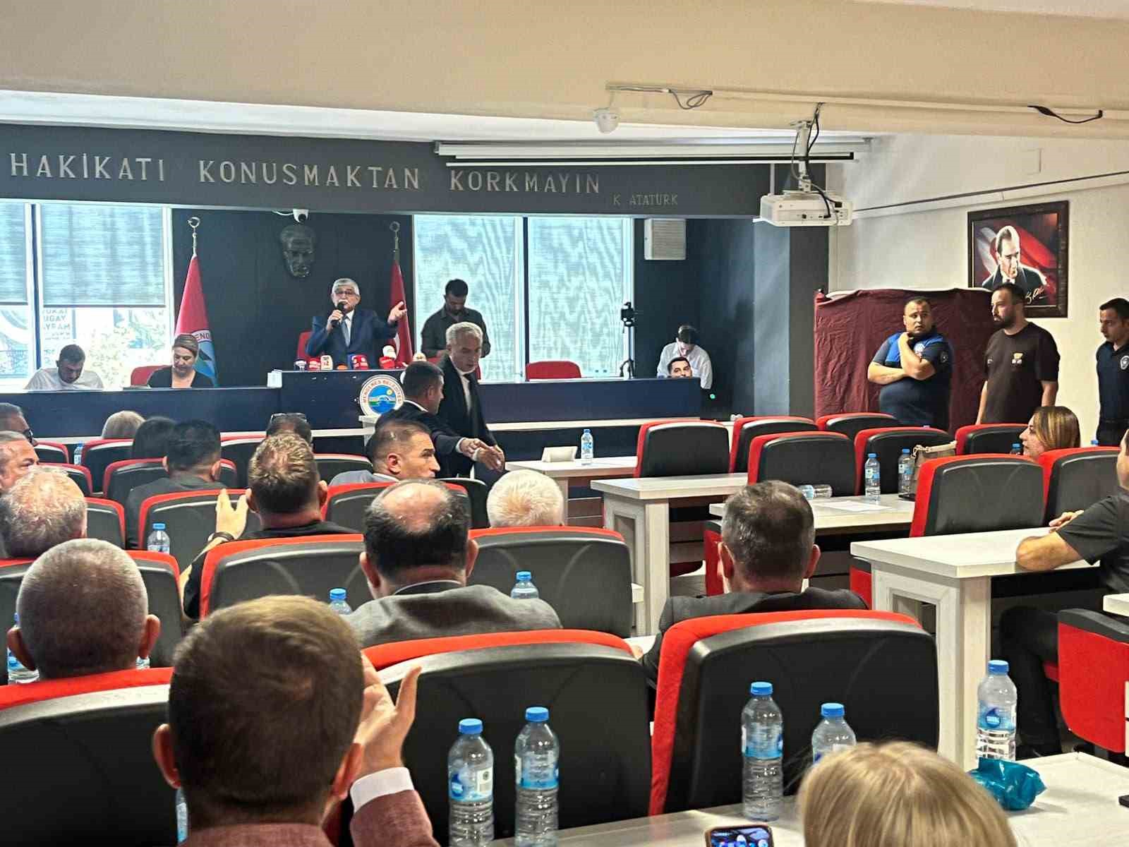 SEÇİMİN SON TURU ÖNCESİNDE CHP VE YENİ PARTİ GRUPLARI ARASINDA BAŞLAYAN TARTIŞMA KAVGAYA DÖNÜŞÜRKEN, AK PARTİLİ MECLİS ÜYELERİNİN DE DAHİL OLDUĞU OLAYDA YUMRUKLAŞMALAR YAŞANDI.