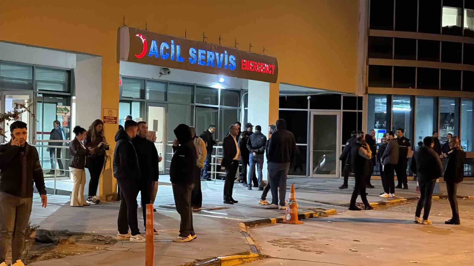 MANİSA'NIN SOMA İLÇESİNDE İMBAT MADEN İŞLETMESİNDE MEYDANA GELEN GÖÇÜKTE MAHSUR KALAN 5 İŞÇİDEN BİRİNİN CANSIZ BEDENİNE ULAŞILIRKEN, DİĞER 4 İŞÇİYİ ARAMA KURTARMA ÇALIŞMALARI AKŞAM SAATLERİNDE DE DEVAM EDİYOR.
